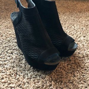 Perfect black wedges
